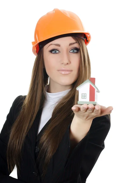 Η γυναίκα των επιχειρήσεων με το μικρό μοντέλο του σπιτιού — Φωτογραφία Αρχείου