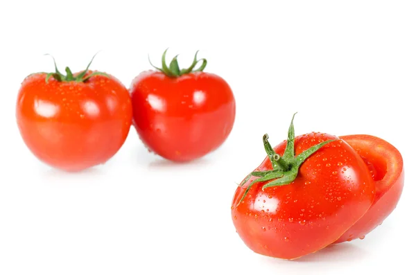 Rode tomaat geïsoleerd op witte achtergrond — Stockfoto