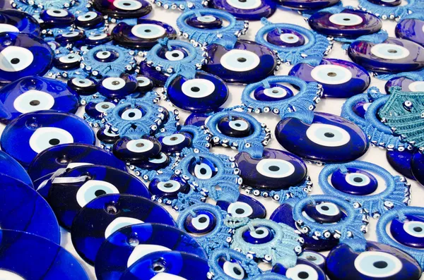 Blauwe boze oog charmes verkocht op de bazaar of markt in Turkije — Stockfoto