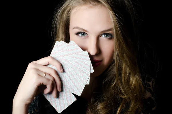 Het mooie meisje met speelkaart — Stockfoto