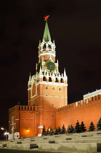 Vista nocturna de la Plaza Roja de Moscú, Torre Spasskaya del Kremlin —  Fotos de Stock