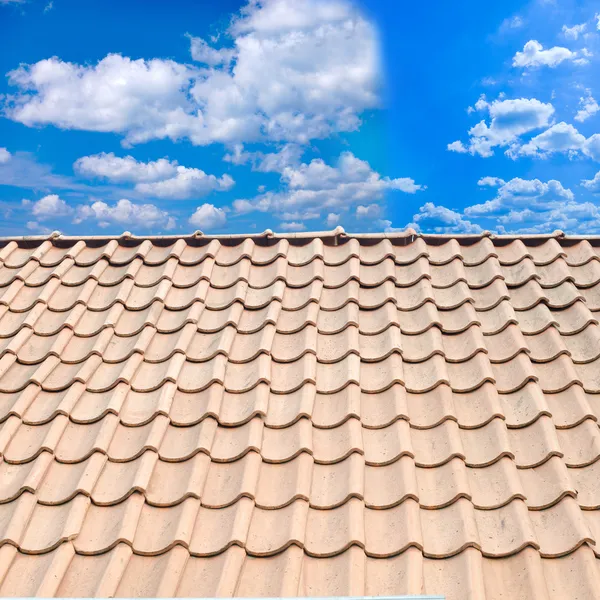 Roof from a tile against the blue sky — Stock fotografie