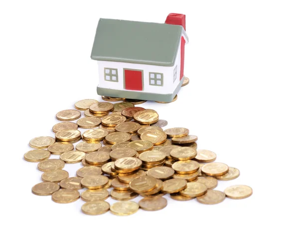 Leksak litet hus och mynt — Stockfoto