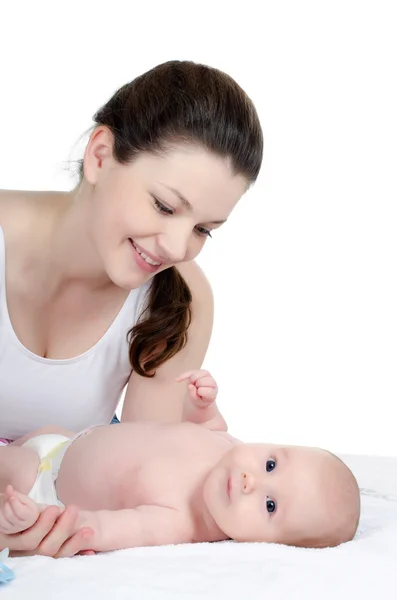 Mãe feliz com bebê sobre branco — Fotografia de Stock