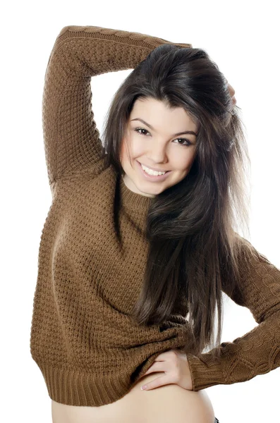 Het mooie meisje in een bruine trui geïsoleerd — Stockfoto