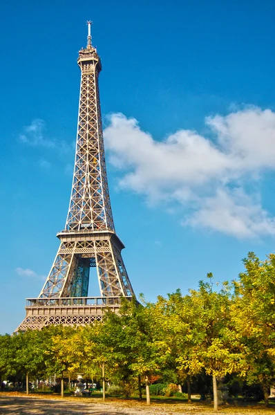 Eiffeltornet i den blå himlen — Stockfoto