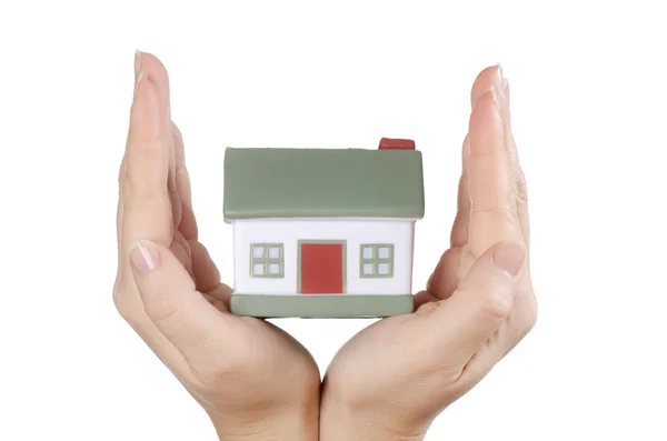 Model domu v ženských rukou na bílém pozadí Stock Obrázky