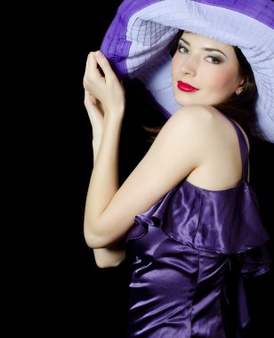 Lila şapka içinde güzel zarif bir kadın portresi