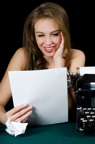 A rapariga bonita de uma máquina de escrever. Um estilo retro — Fotografia de Stock