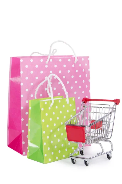 Koszyk na zakupy i torby na białym tle — Zdjęcie stockowe