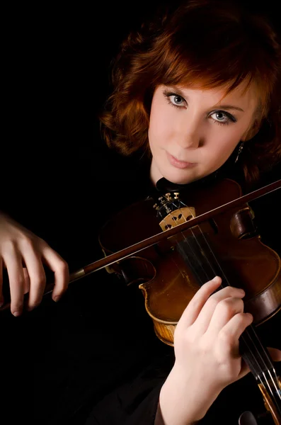 A bela mulher toca violino — Fotografia de Stock
