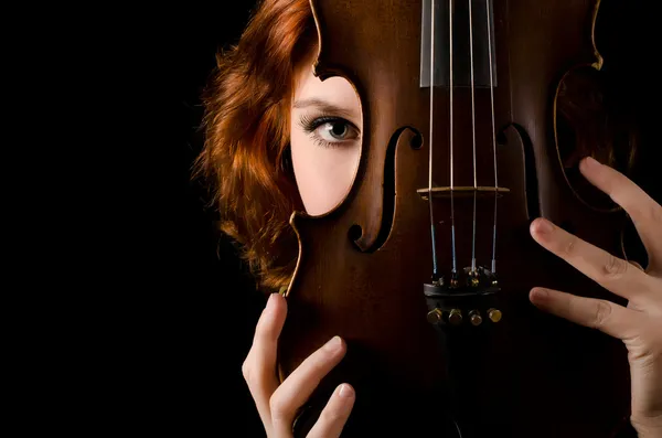 Красивая девушка со скрипкой — стоковое фото