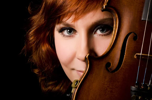 La bella ragazza con un violino — Foto Stock