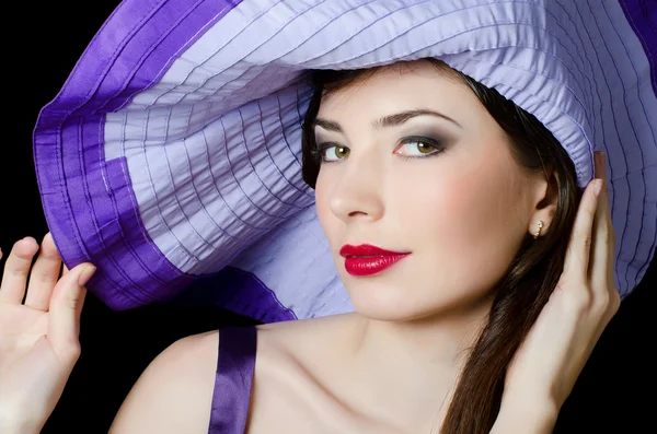 Lila şapka içinde güzel zarif bir kadın portresi — Stok fotoğraf