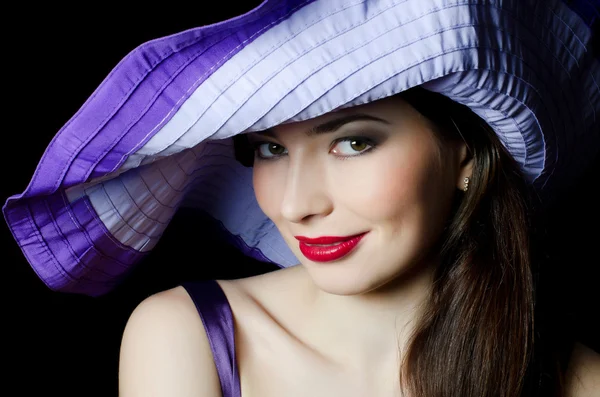 Ritratto della bella donna elegante con cappello lilla — Foto Stock