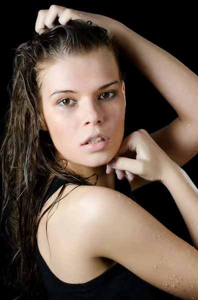 La chica mojada con los cosméticos de propagación en el negro — Foto de Stock