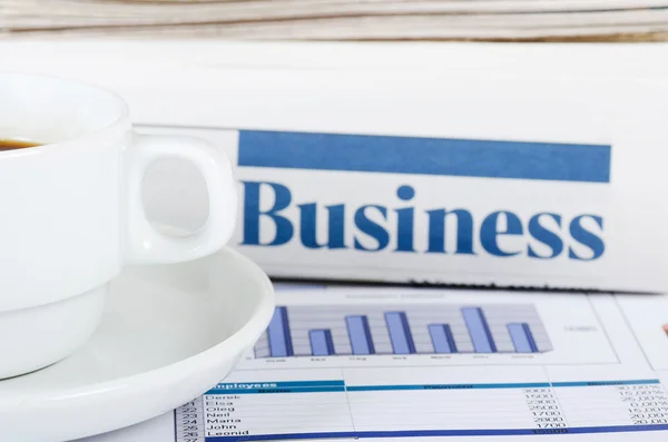 Koffie en de verse krant - ochtend van de zakenman — Stockfoto
