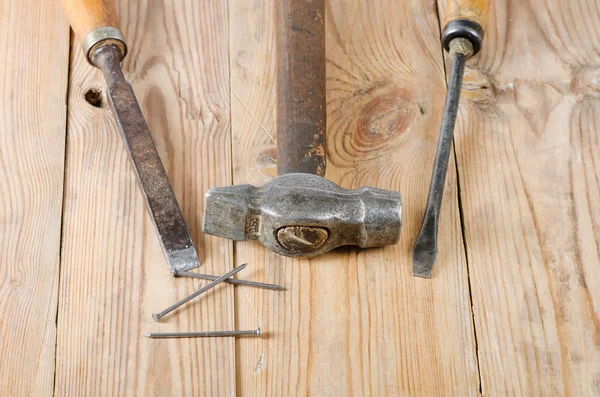 Набор строительных инструментов на старых досках — стоковое фото
