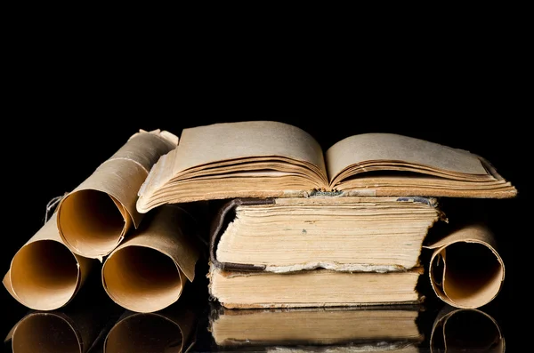 Muchos pergaminos antiguos y libros antiguos — Foto de Stock