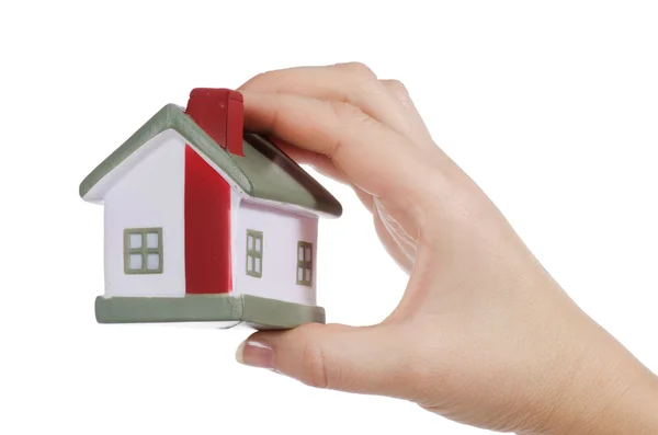Model domu v ženských rukou na bílém pozadí — Stock fotografie