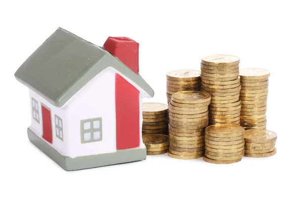 Leksak litet hus och mynt i form av diagram — Stockfoto