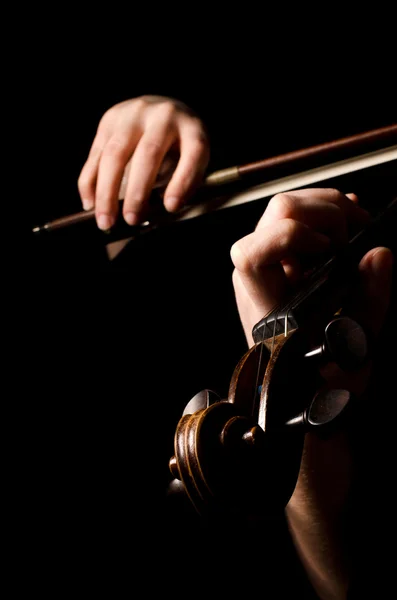 As mãos femininas tocam um violino no preto — Fotografia de Stock