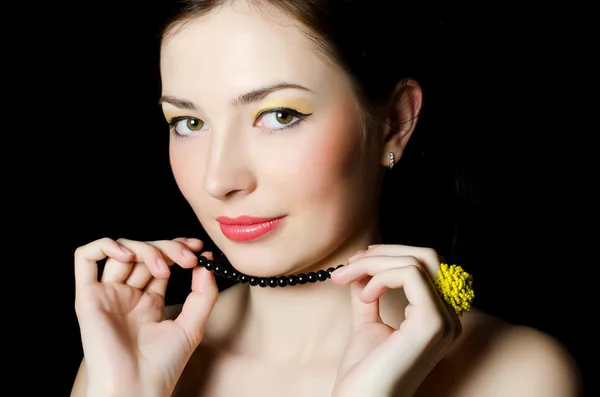 El retrato de la muchacha hermosa elegante con el maquillaje de tarde — Foto de Stock