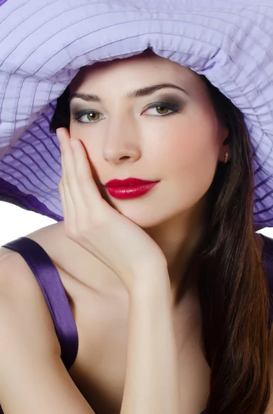 Retrato de la hermosa mujer elegante en un sombrero lila — Foto de Stock