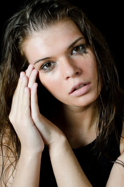 La ragazza umida con i cosmetici di diffusione sul nero — Foto Stock