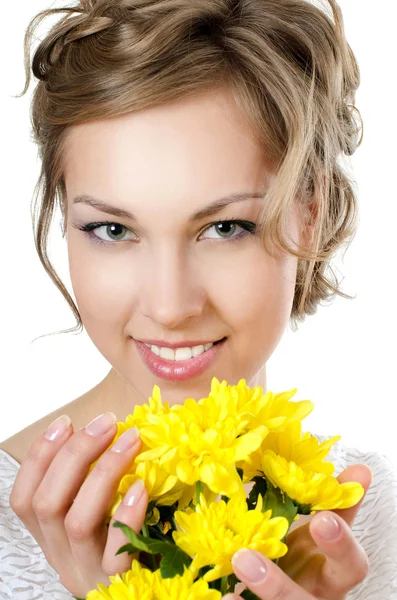 La ragazza con bei capelli con crisantemo giallo — Foto Stock