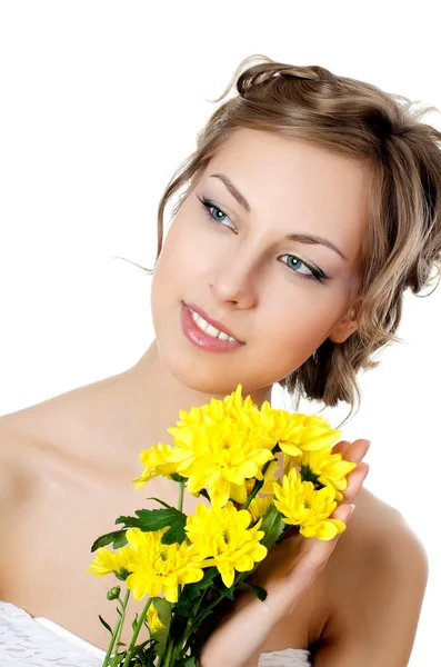 La chica con hermoso cabello con crisantemo amarillo —  Fotos de Stock
