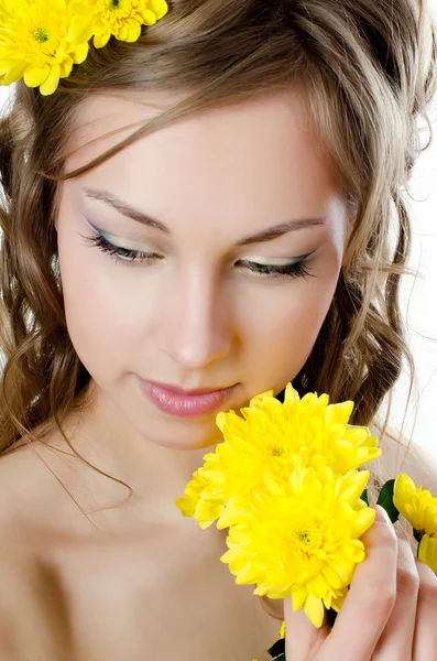 Fata cu păr frumos cu crizanteme galbene — Fotografie, imagine de stoc