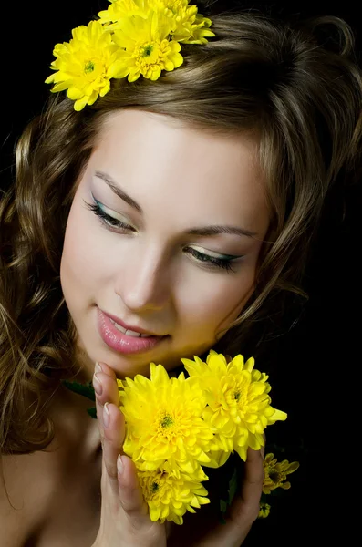 La fille aux beaux cheveux avec chrysanthème jaune — Photo