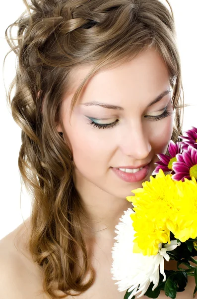 Flickan med vackert hår med krysantemum — Stockfoto