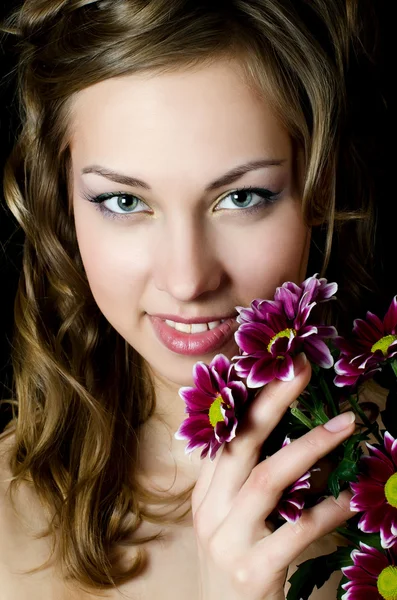 Дівчина з красивим волоссям з хризантемою — стокове фото