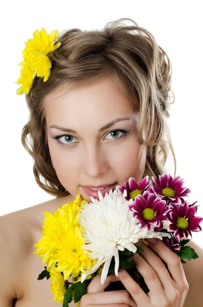 Das Mädchen mit den schönen Haaren mit Chrysanthemen — Stockfoto