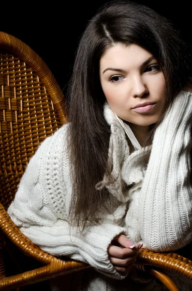 Красивая девушка в плетеном кресле — стоковое фото