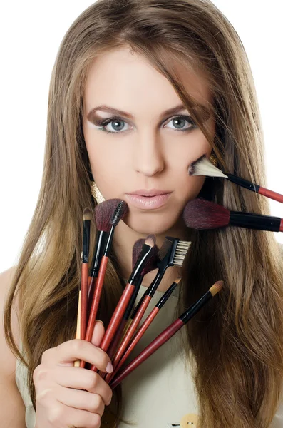 La muchacha hermosa con los pinceles para el maquillaje — Foto de Stock