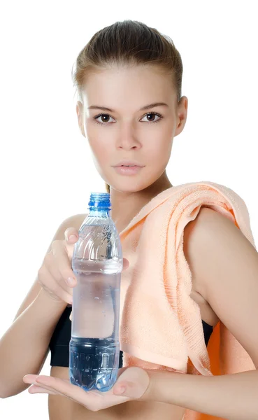 Sportovní dívka s ručníkem a láhev s vodou — Stock fotografie