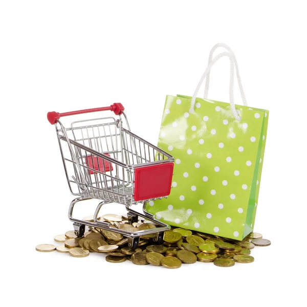 ショッピング カートと白で隔離されるバッグ — ストック写真