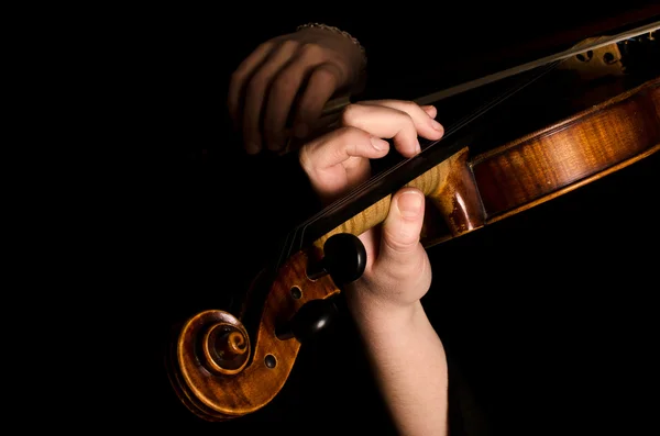 Женские руки играют на скрипке на черном — стоковое фото