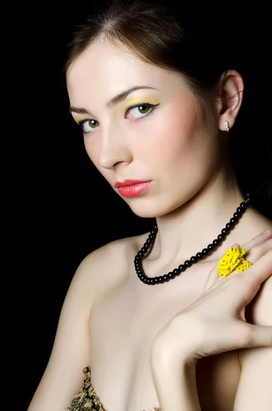 Portret van het mooie elegante meisje met een avond make-up — Stockfoto