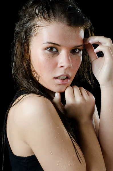Siyah forma kozmetik ile ıslak kız — Stok fotoğraf