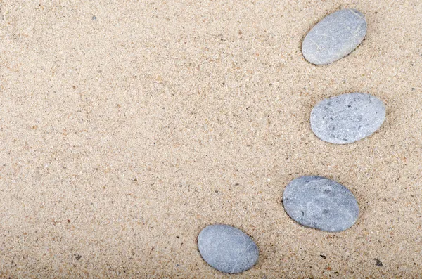 Stenen op zand — Stockfoto