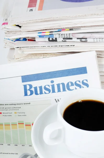 Café e o jornal fresco - manhã do homem de negócios — Fotografia de Stock