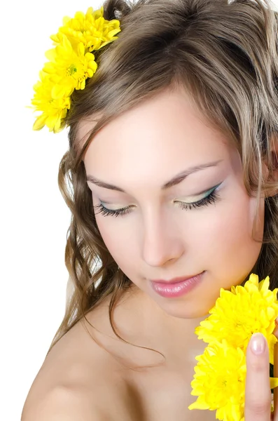 Flickan med vackert hår med gula krysantemum — Stockfoto