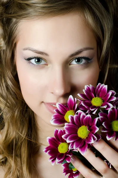 The girl with beautiful hair with pink chrysanthemum — Stock Photo, Image