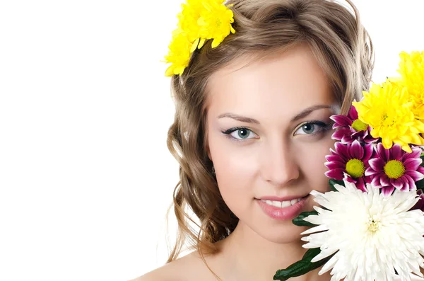Dívka s nádhernými vlasy s chryzantéma — Stock fotografie