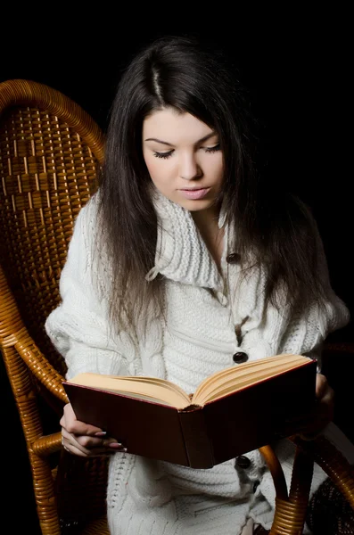 女孩读的书在扶手椅 — 图库照片
