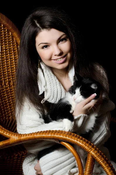 Dívka s kočkou v křesle — Stock fotografie